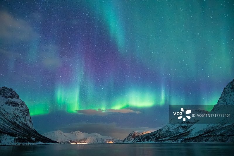 挪威海岸上空令人难以置信的北极光活动图片素材