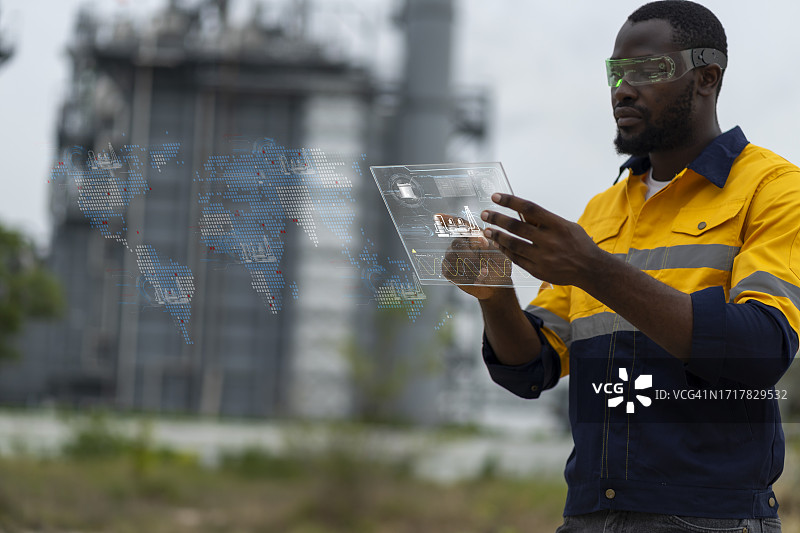 电力工业：电气工程师使用虚拟控制面板图片素材