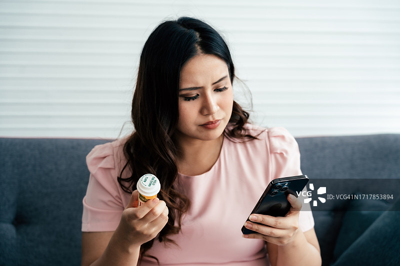 年轻女人拿着药瓶图片素材