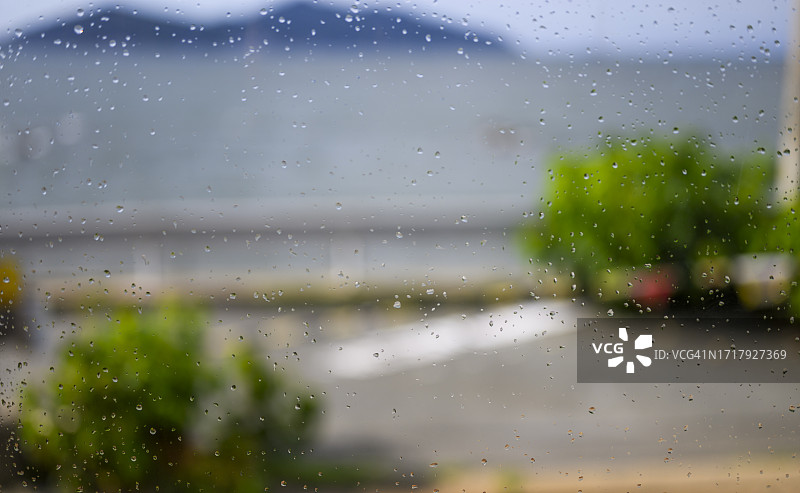 雨中窗户上的水滴特写，背景纹理图片素材