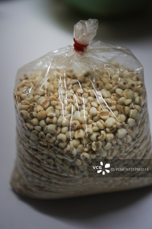 透明塑料袋中的薏苡（Poaceae）图片素材