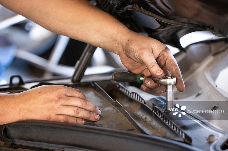 修理工用套筒扳手修理汽车图片素材