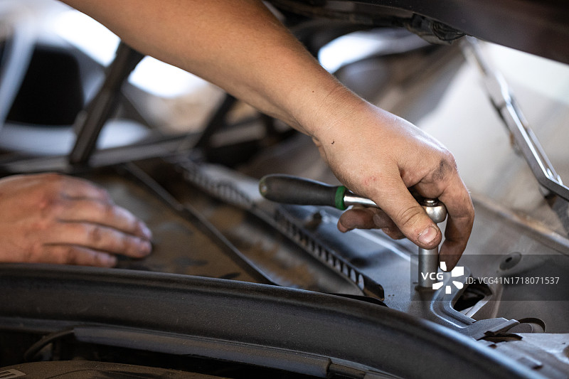 修理工用套筒扳手修理汽车图片素材