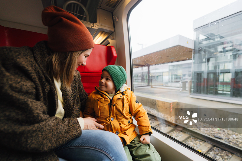 和妈妈一起乘坐火车旅行图片素材