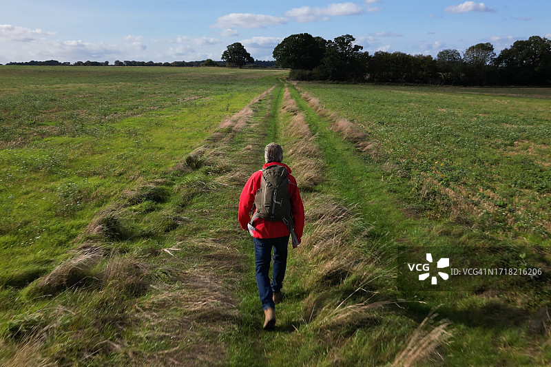 徒步启程，航拍视角图片素材