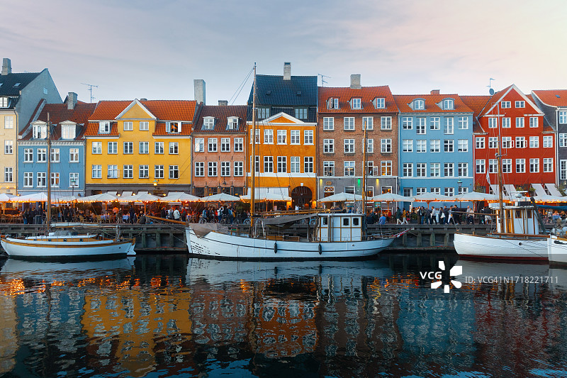 哥本哈根新港全景：城市人群、船只和彩色小屋图片素材