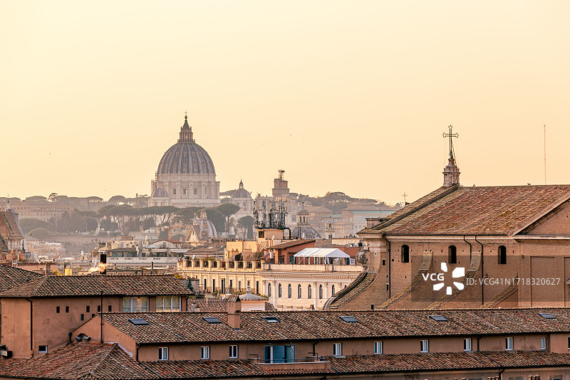 罗马天际线，左侧为圣彼得大教堂图片素材