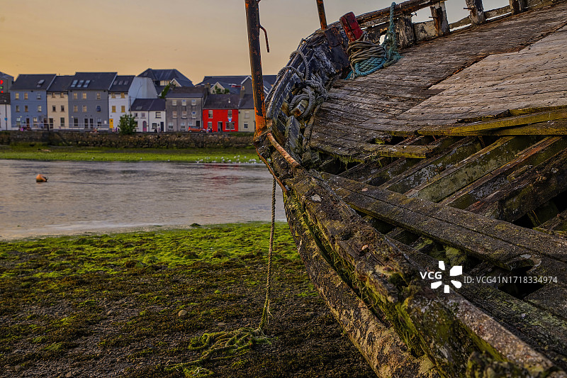 爱尔兰戈尔韦郡戈尔韦长廊港口的沉船图片素材