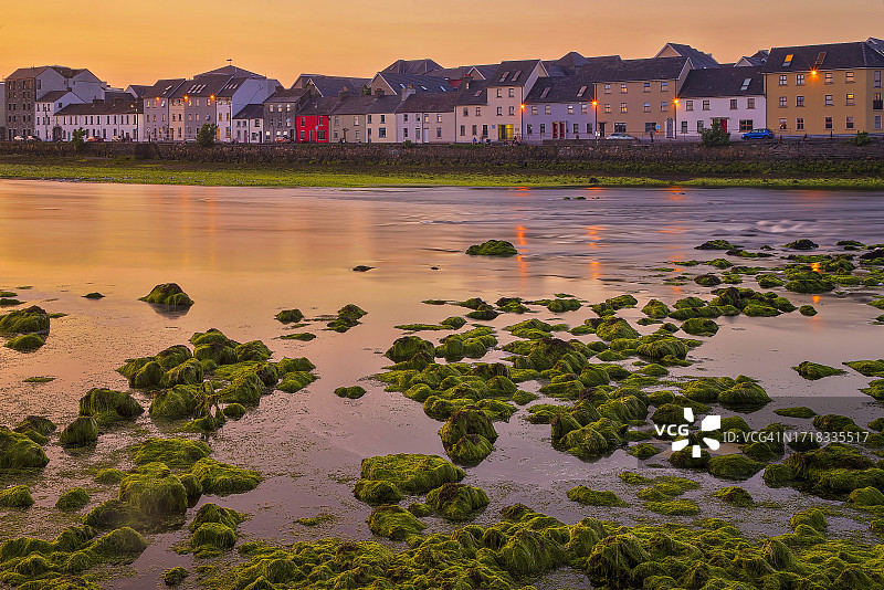 爱尔兰戈尔韦郡戈尔韦市的日落长廊图片素材