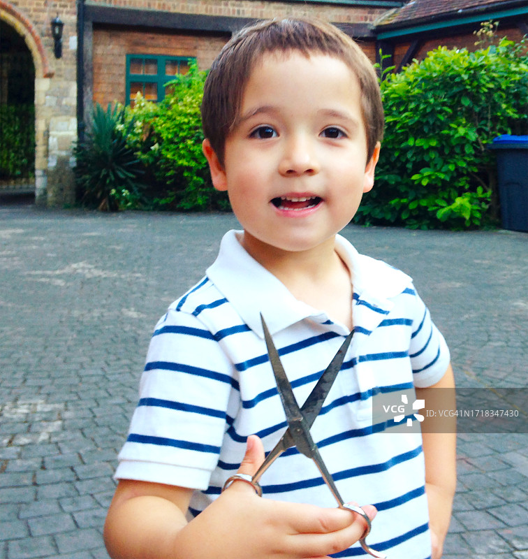 5岁男孩未经允许自己剪头发图片素材