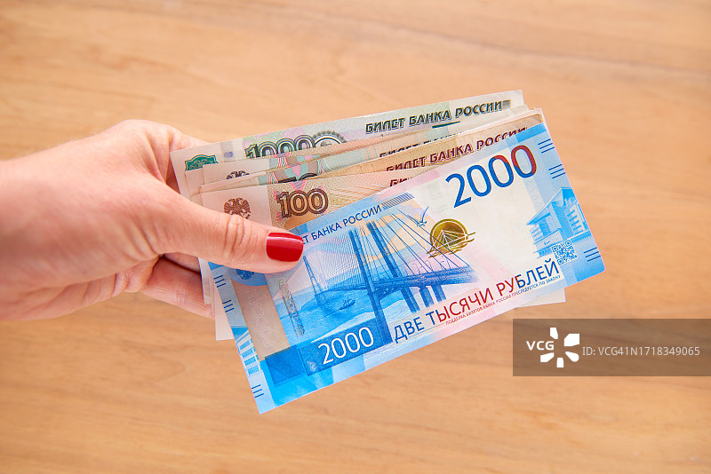 男人拿着俄罗斯卢布图片素材