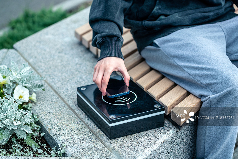 在户外使用公共无线充电器图片素材