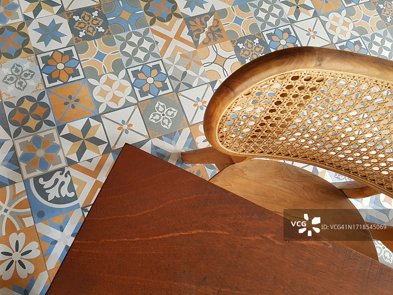 木桌椅搭配抽象陶瓷砖图案背景图片素材