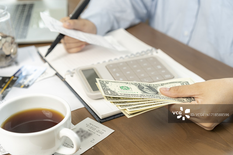 计算支出和节省资金图片素材