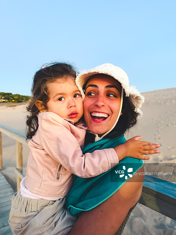 海滩上的母女图片素材