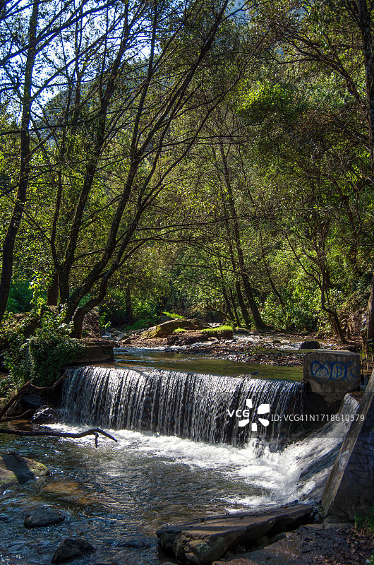 马格达莱纳河上的溢洪道，位于墨西哥城La Cañada自然公园，墨西哥图片素材