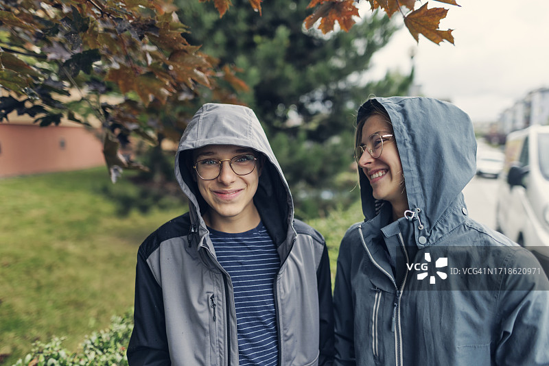 两个少年在萧瑟的秋日走在路边图片素材