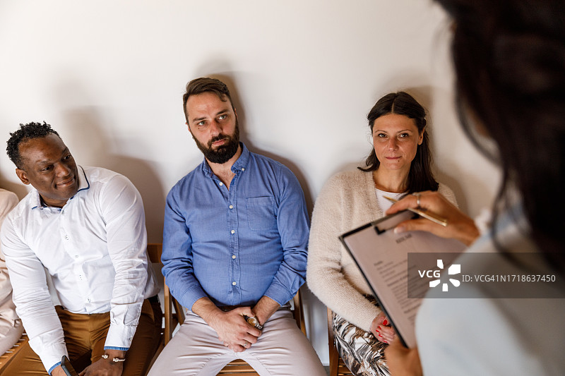 拿着写字板，面试招聘的商务女人图片素材