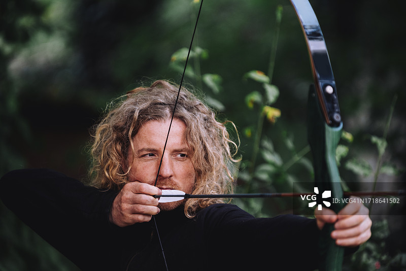 使用传统反曲弓的男人图片素材