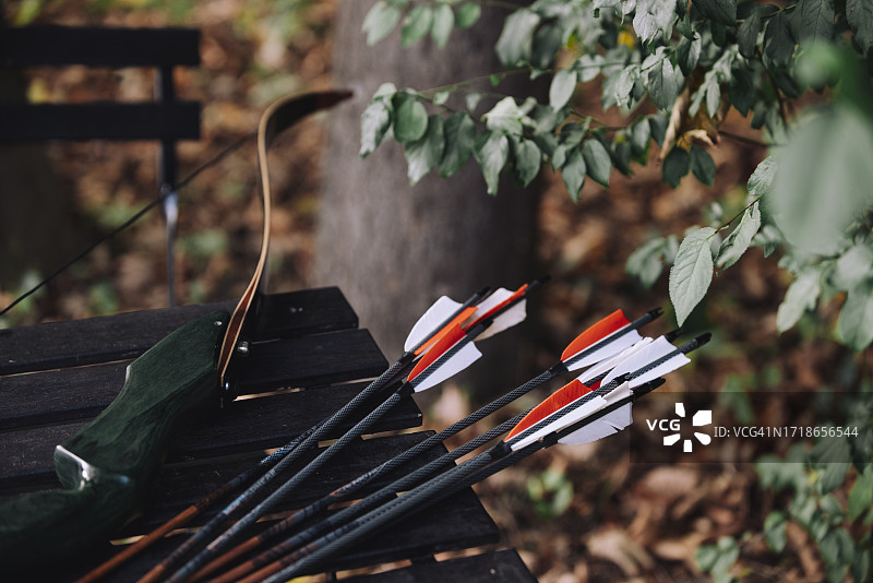 花园桌上的反曲弓和箭图片素材