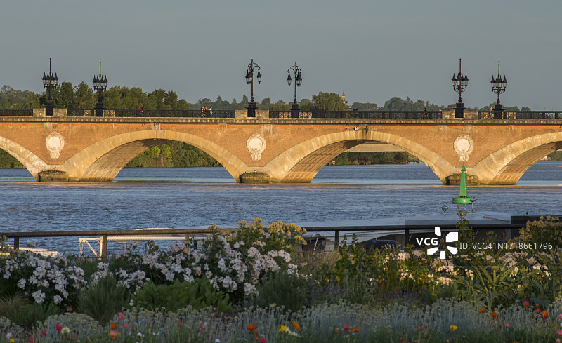 波尔多春季石桥图片素材