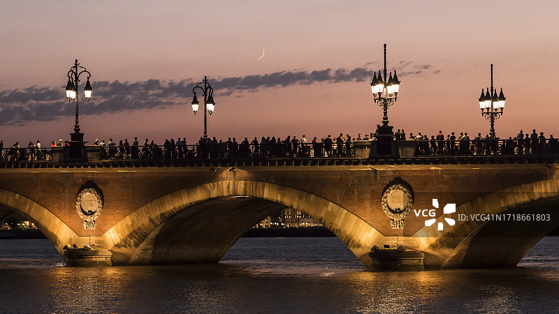 一大群人在波尔多石桥上图片素材