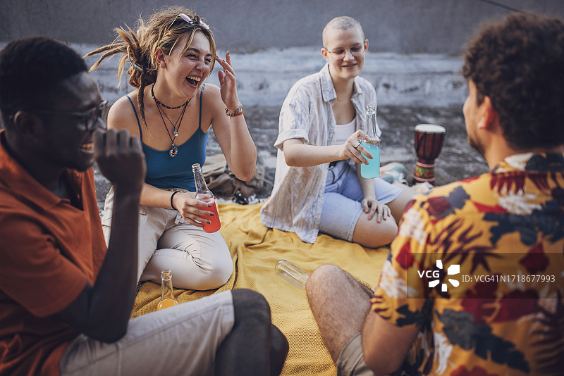 朋友们玩真心话大冒险游戏图片素材