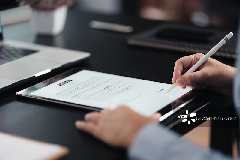女商人在平板电脑上签署电子合同图片素材