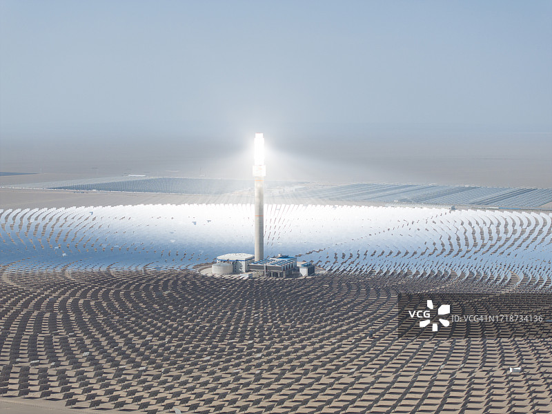 聚光太阳能发电厂：为未来能源提供动力图片素材
