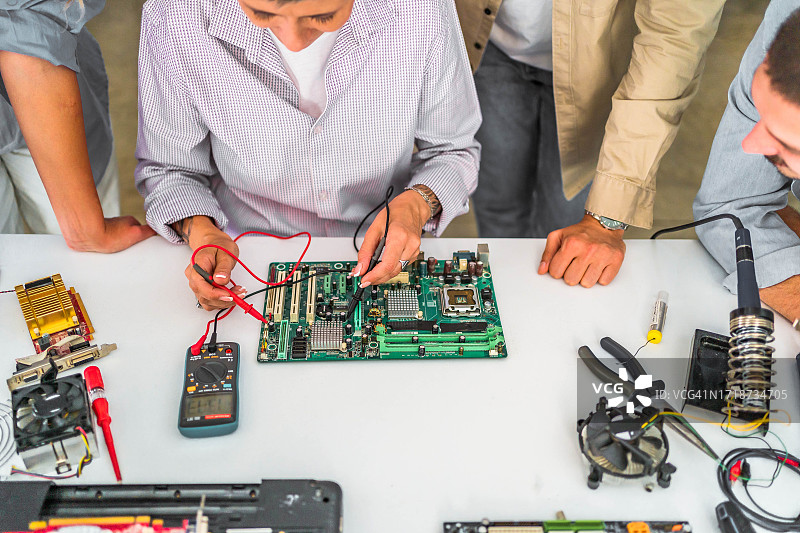 技术职业培训中的人群与教师图片素材