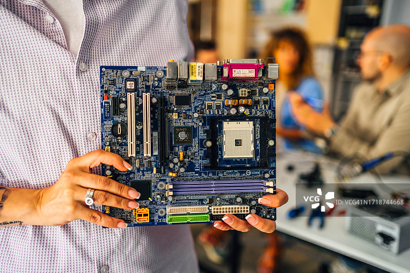 女人拿着电路板图片素材