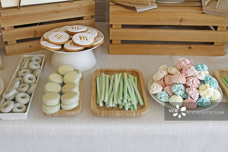 木桌上的拐杖糖和甘草糖图片素材