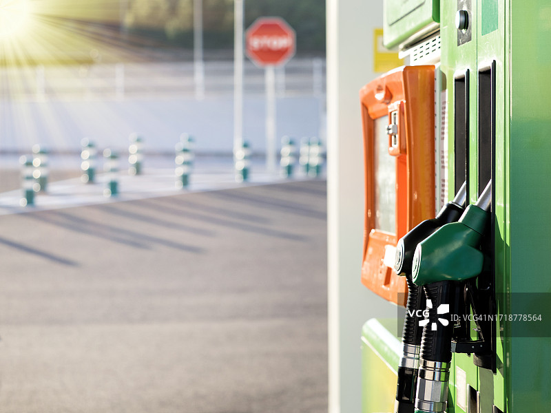 加油站的燃油泵特写，柴油和无铅汽油图片素材