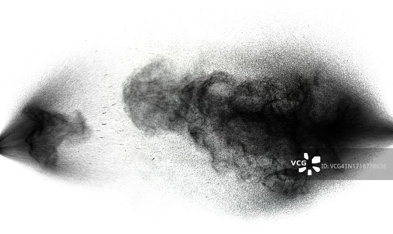 白色背景上的黑色喷漆颗粒碰撞图片素材