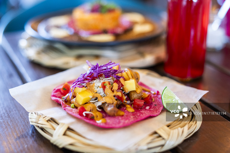 粉色玉米饼上的彩色玉米卷图片素材