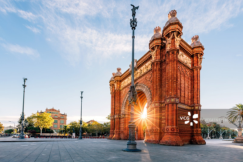 清晨阳光穿过西班牙巴塞罗那凯旋门图片素材