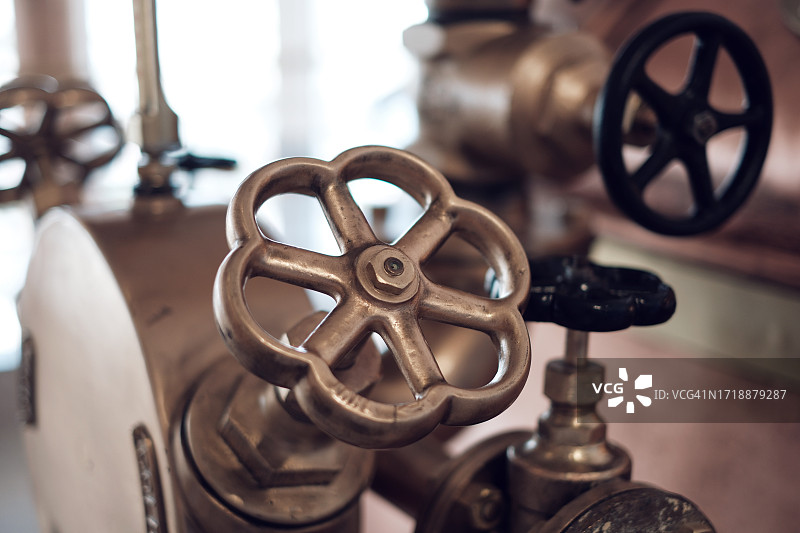 工厂黄铜和铜旋钮图片素材