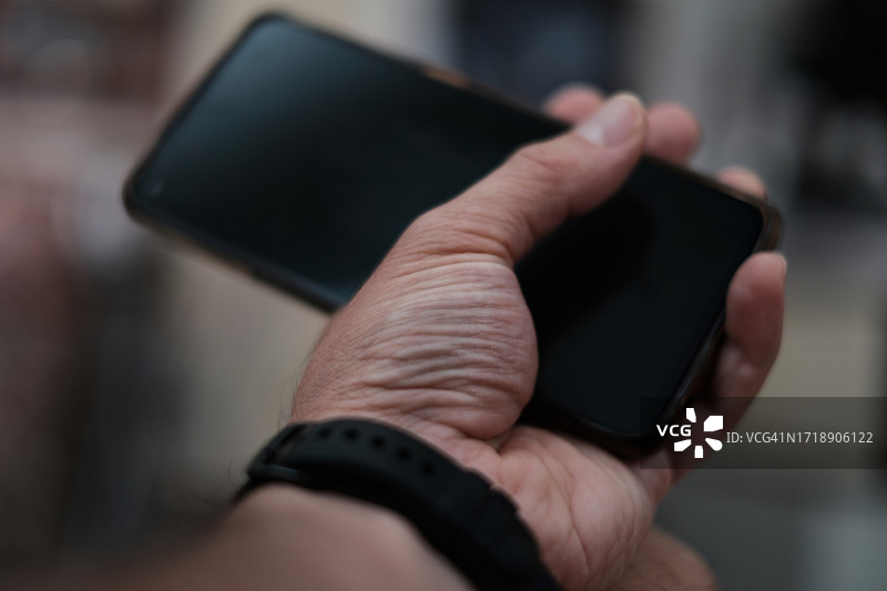 手中手机特写图片素材