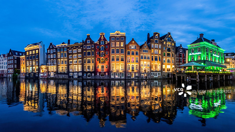 阿姆斯特丹达马克运河沿岸的“跳舞的房子”图片素材