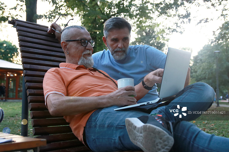 一对老年商人在休息和工作图片素材