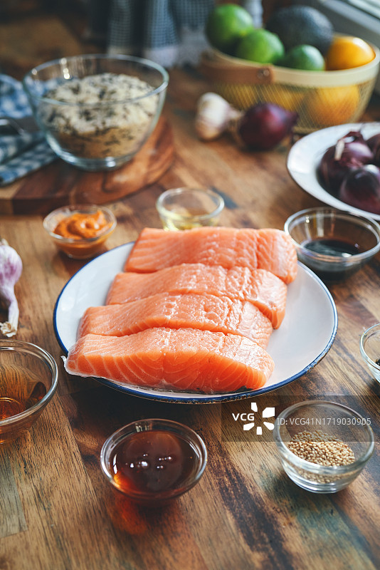 新鲜的生鲑鱼片图片素材