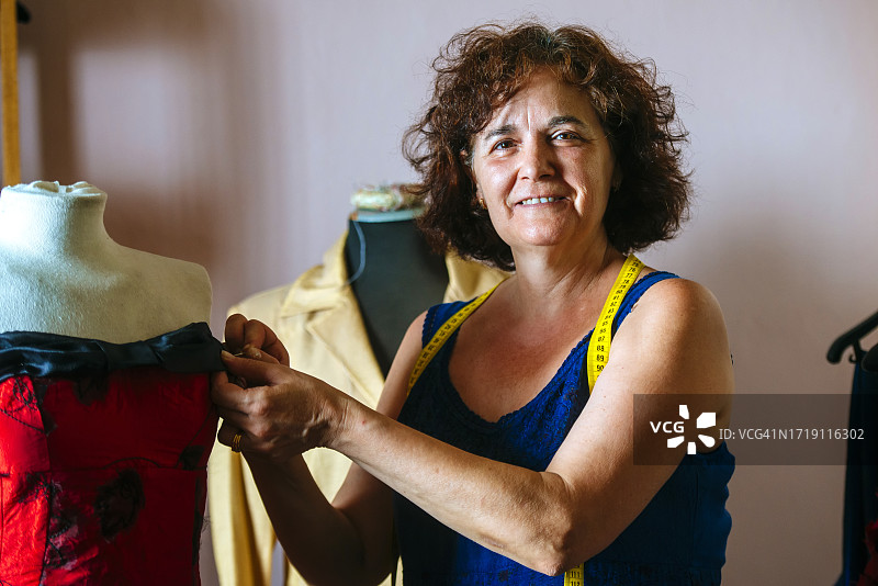 服装设计师看镜头的肖像图片素材