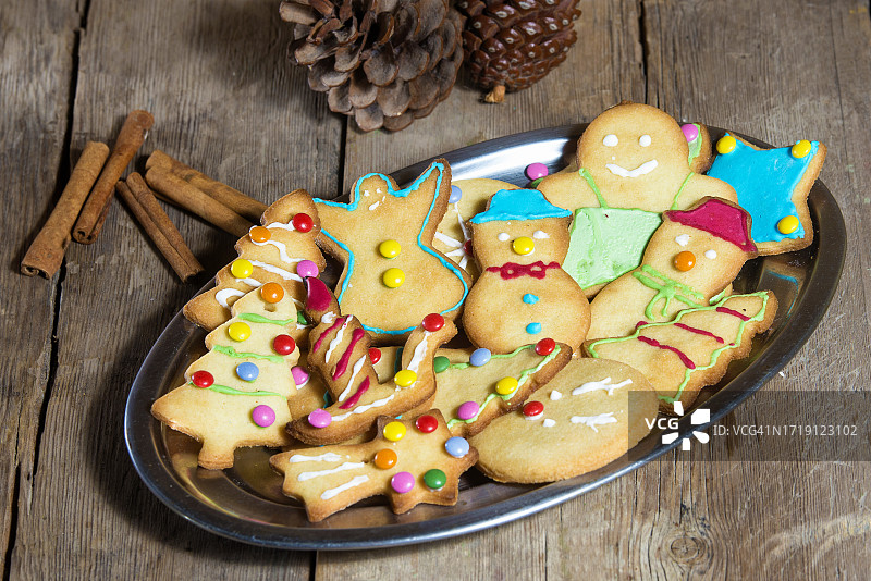 木桌上的饼干和圣诞装饰品图片素材