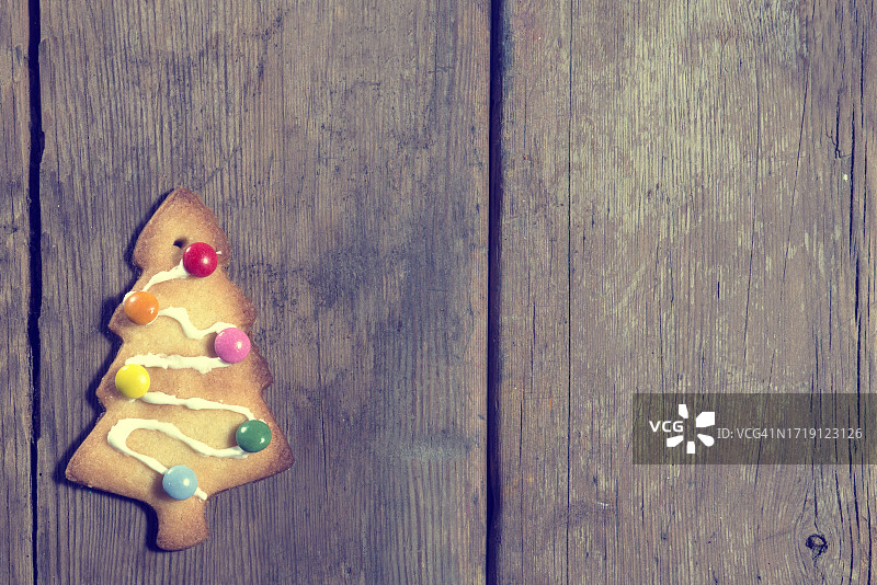 木质背景上的圣诞树饼干图片素材