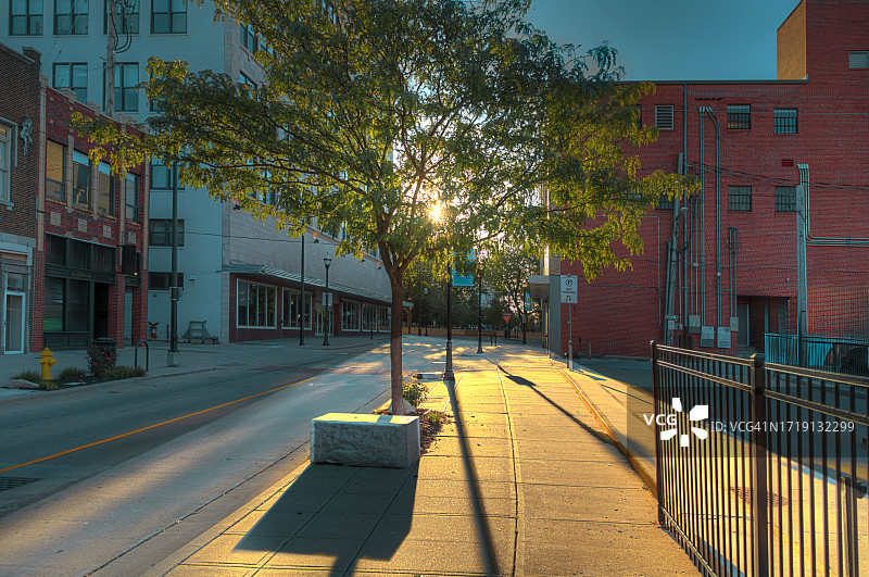 公园中西部上的长长的阴影图片素材