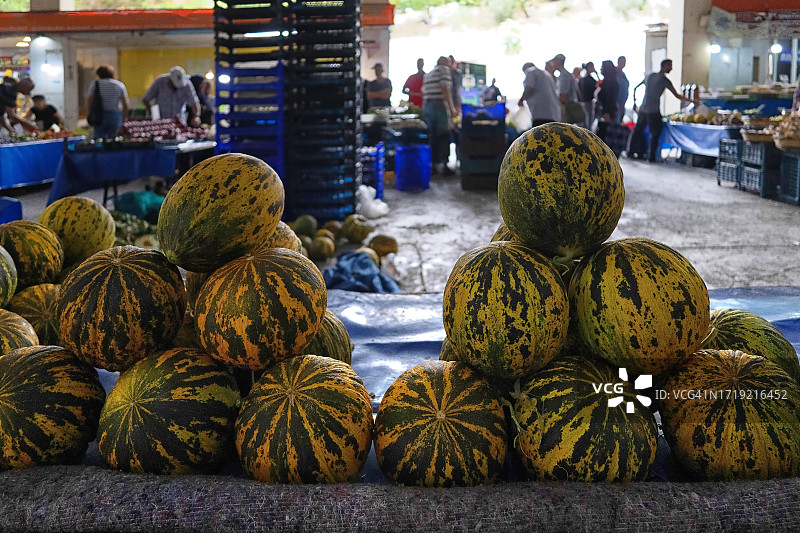 市场上出售的新鲜西瓜图片素材