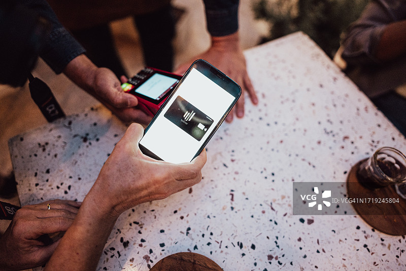 在咖啡店用手机支付的特写图片素材