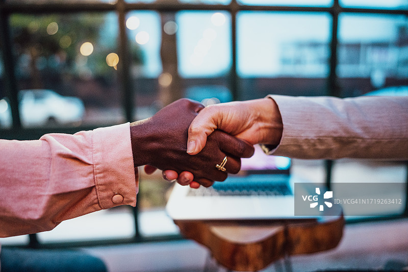 女商人握手特写图片素材