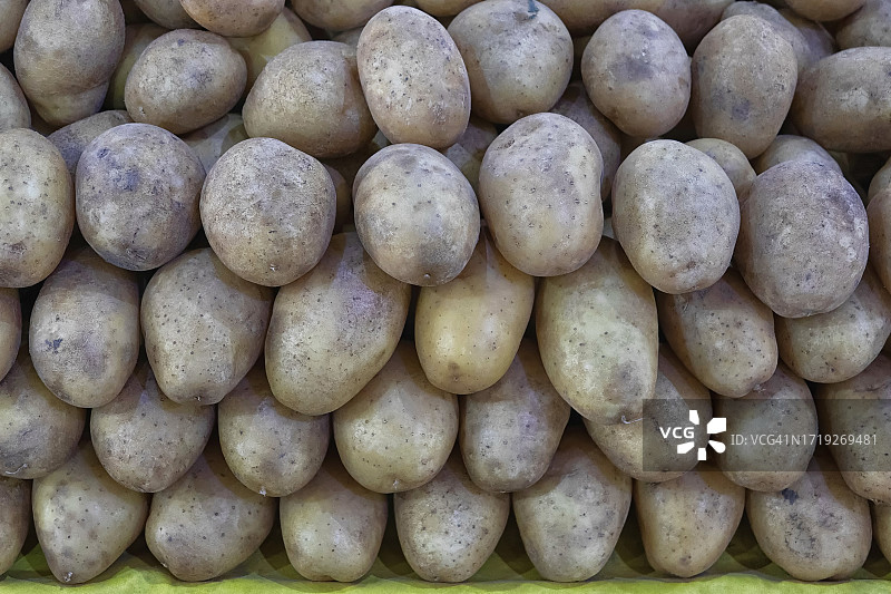 市场上待售的土豆特写图片素材