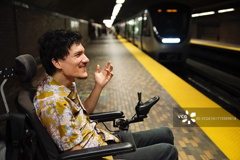 乘坐轮椅的年轻亚洲男人在地铁站图片素材